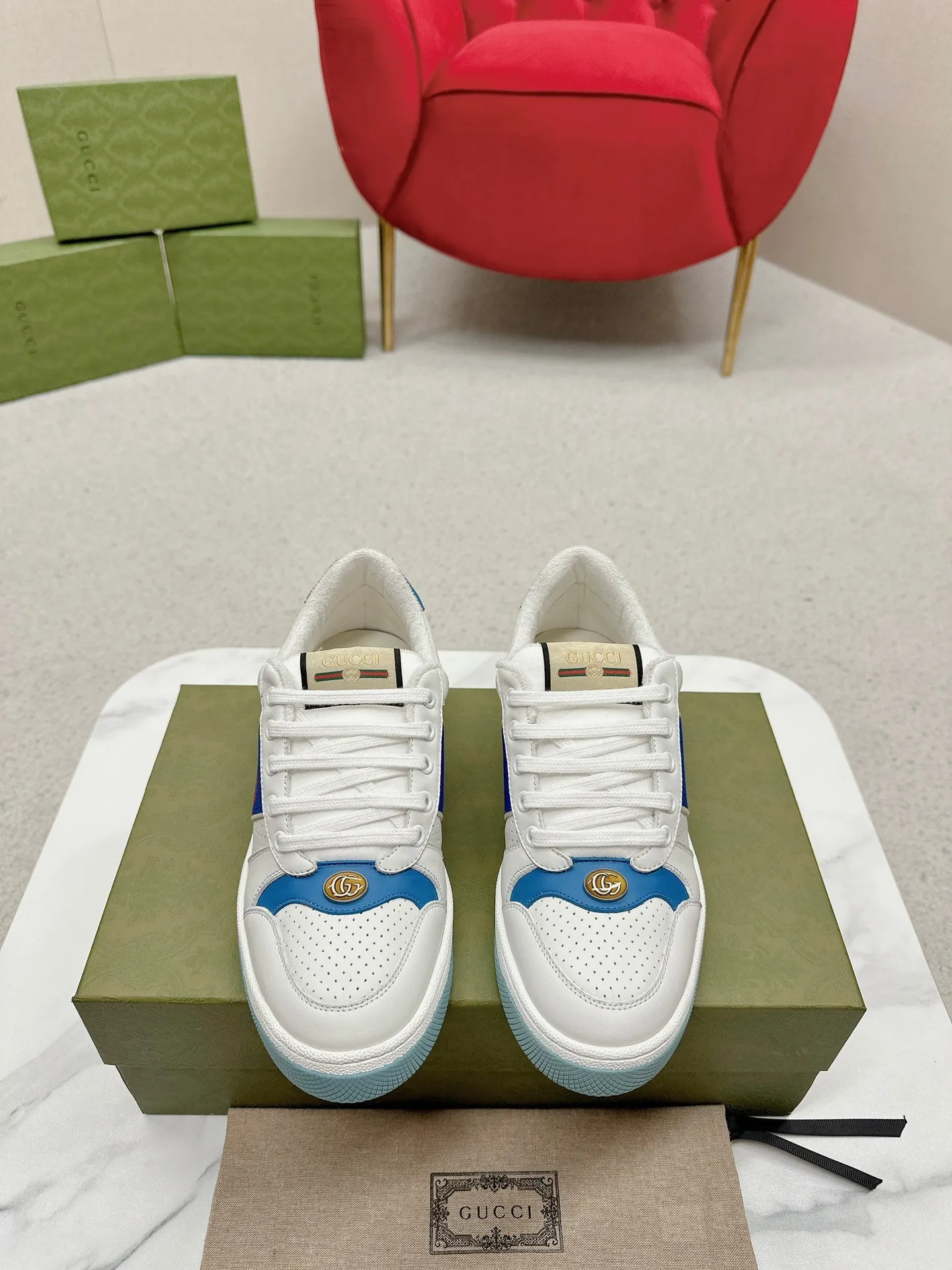 👟👟Ex-factory price 560👟👟 Men’s size +10 Gucci——purchased version GG series distressed dirty shoes-hot style is coming! 9 times out of 10 sales, you will definitely get the money. Ready stock! Spot goods! Spot goods! New colors added - the ultimate version on the market! Purchase the original version and develop it... fabric, material, outsole, and details can be compared at will! Open-mold Swarovski one-to-one replica rhinestone chain...Metal cherry pendant...Metal double G crystal cylindrical mark...Gucci original customized narrow webbing...Super flash series - flash diamond chain. The cherry decoration is detachable and can be changed into two to match with each other to show your personality. Exclusive color-brushed cowhide fabric. Hand-made distressed is very textured and has a sense of luxury! The details of the workmanship can be seen in the drawings, and no line is missed. The original terry cloth is delicate, soft and more comfortable and breathable. The privately stamped two-color original TPU outsole (lower layer is wider, upper layer is narrower). Matching packaging⭐️ Size: Female 35-40 Male 39-44 (Female 41 Male 45 customized)